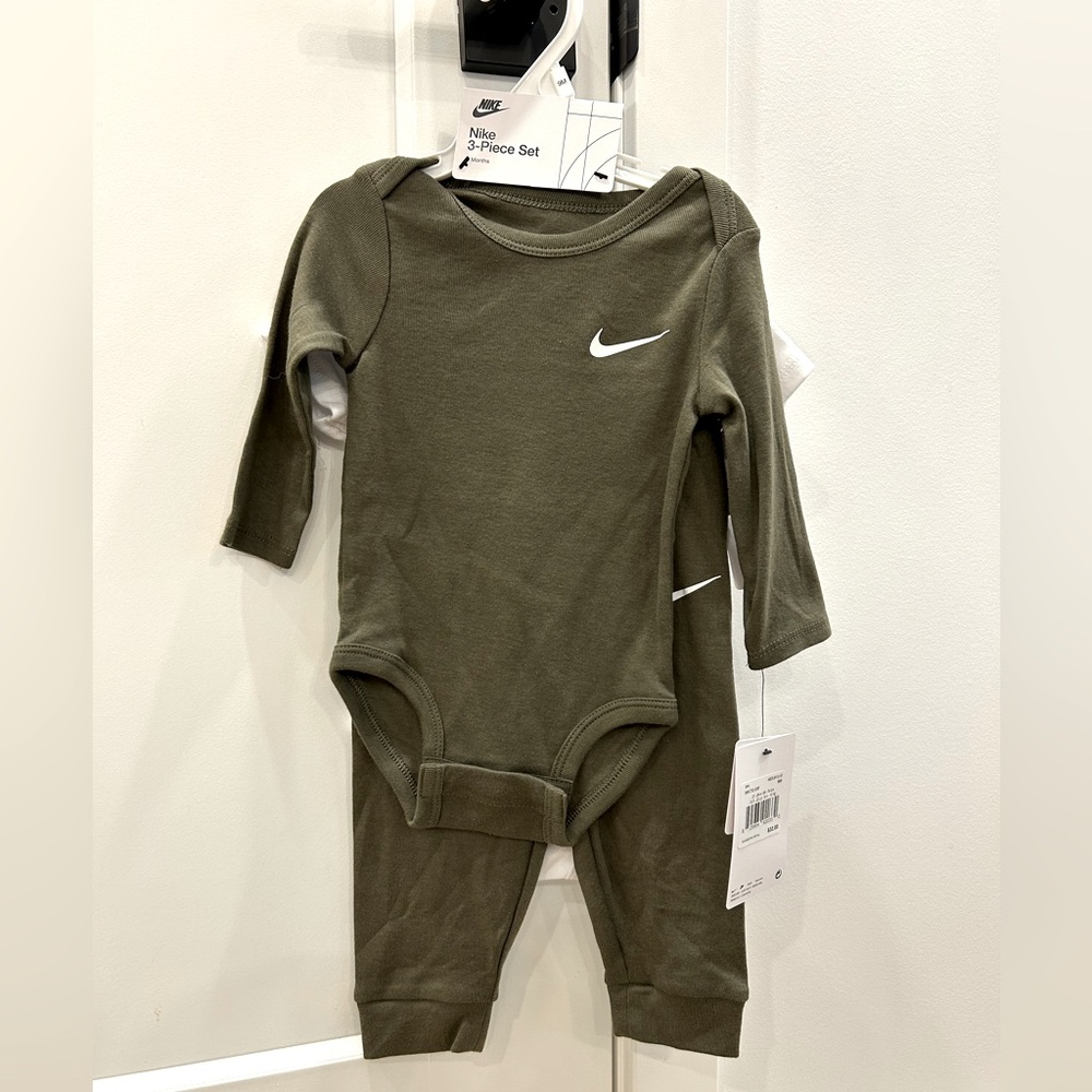 NWT Nike infant 3 peice set - 9 months